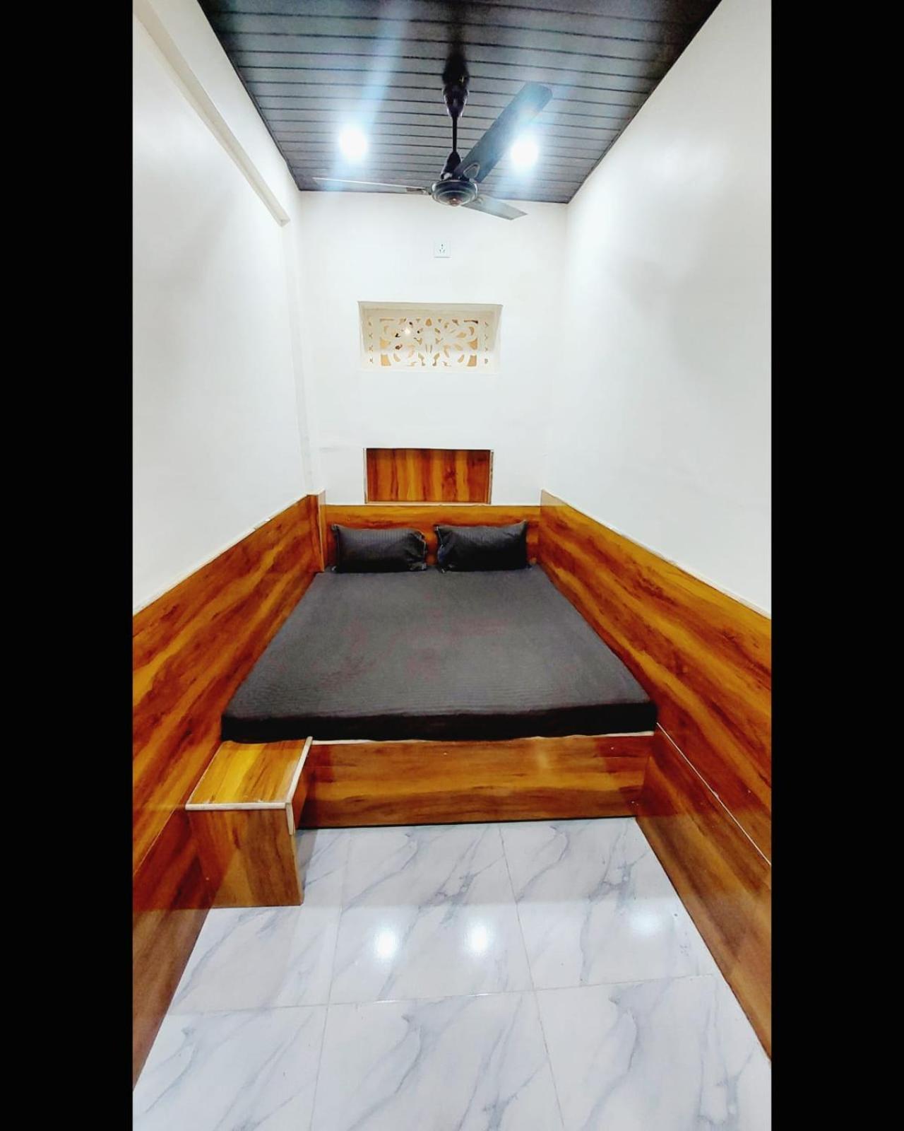 Hotel Om Palace Ujjain Rum bild