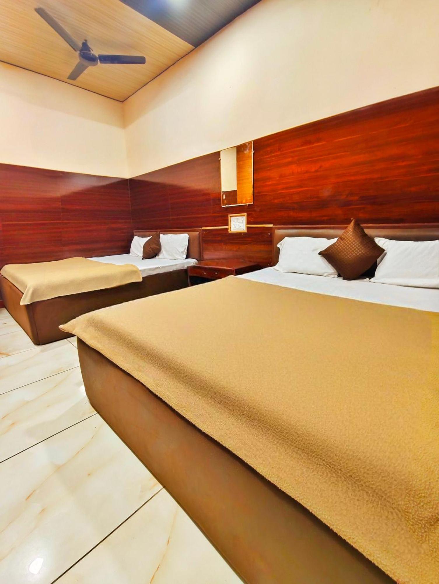 Hotel Om Palace Ujjain Exteriör bild