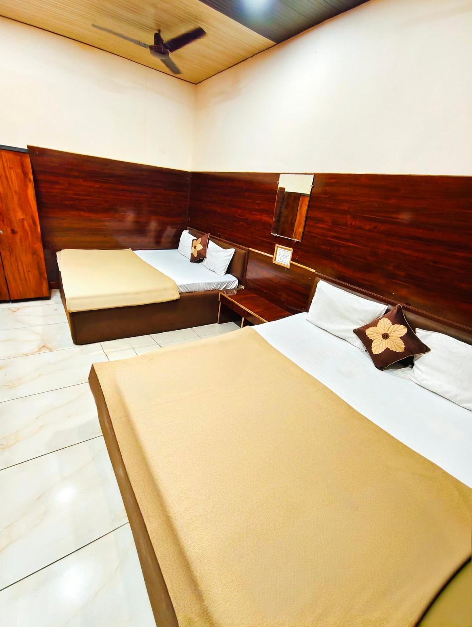 Hotel Om Palace Ujjain Exteriör bild