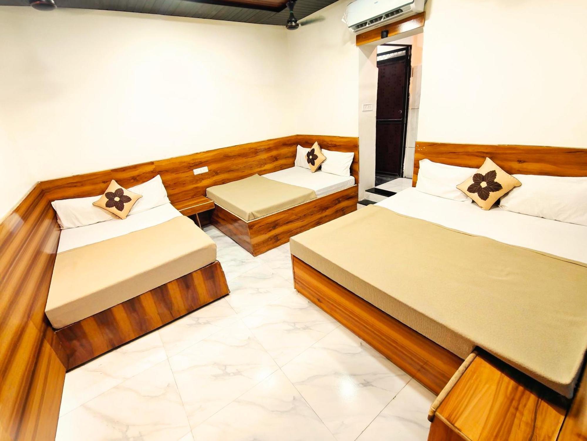 Hotel Om Palace Ujjain Exteriör bild
